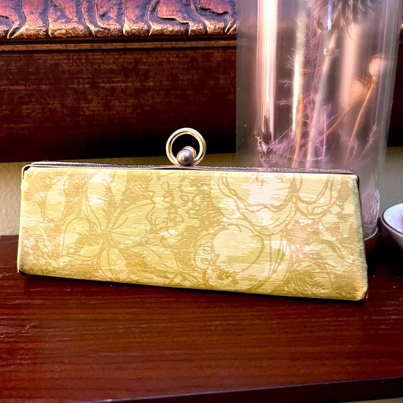 Vintage eyeglass case, pale green floral - Picture 1 of 10